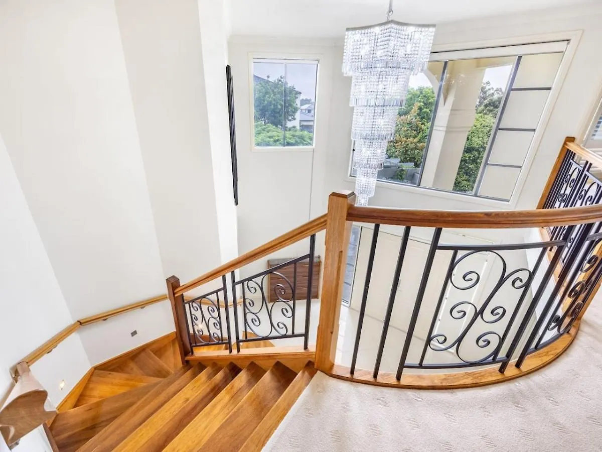 Spacious Comfy 5 Bedroom Home Near Sunnybank location